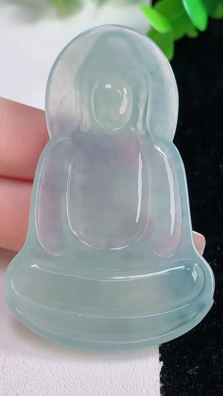 天然A货翡翠观音菩萨吊坠，尺寸65.5-42-5.5，重量:26.09g
1月4日