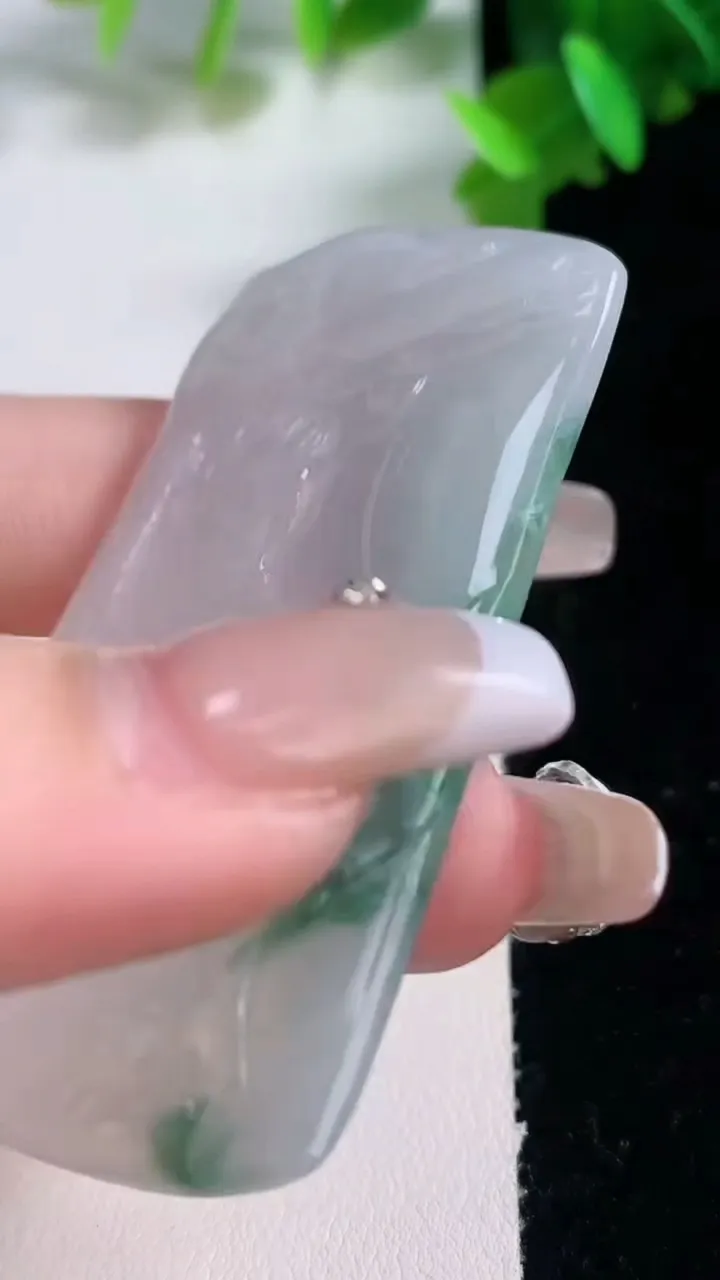 天然A货翡翠冰种飘花不动明王吊坠，尺寸61.4-37.3-3.6，重量:22.95g
1月4日