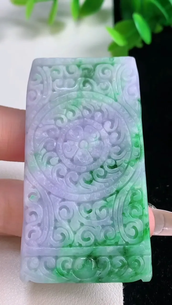 天然A货翡翠雕花仿古牌吊坠，尺寸62.3-33.3-6.2，重量:39.17g
1月4日