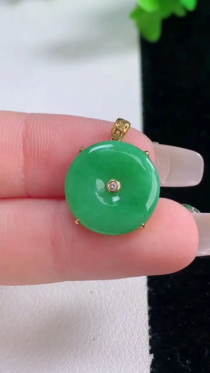 天然A货翡翠平安扣吊坠，尺寸15.7-2.6，重量:1.76g
1月4日