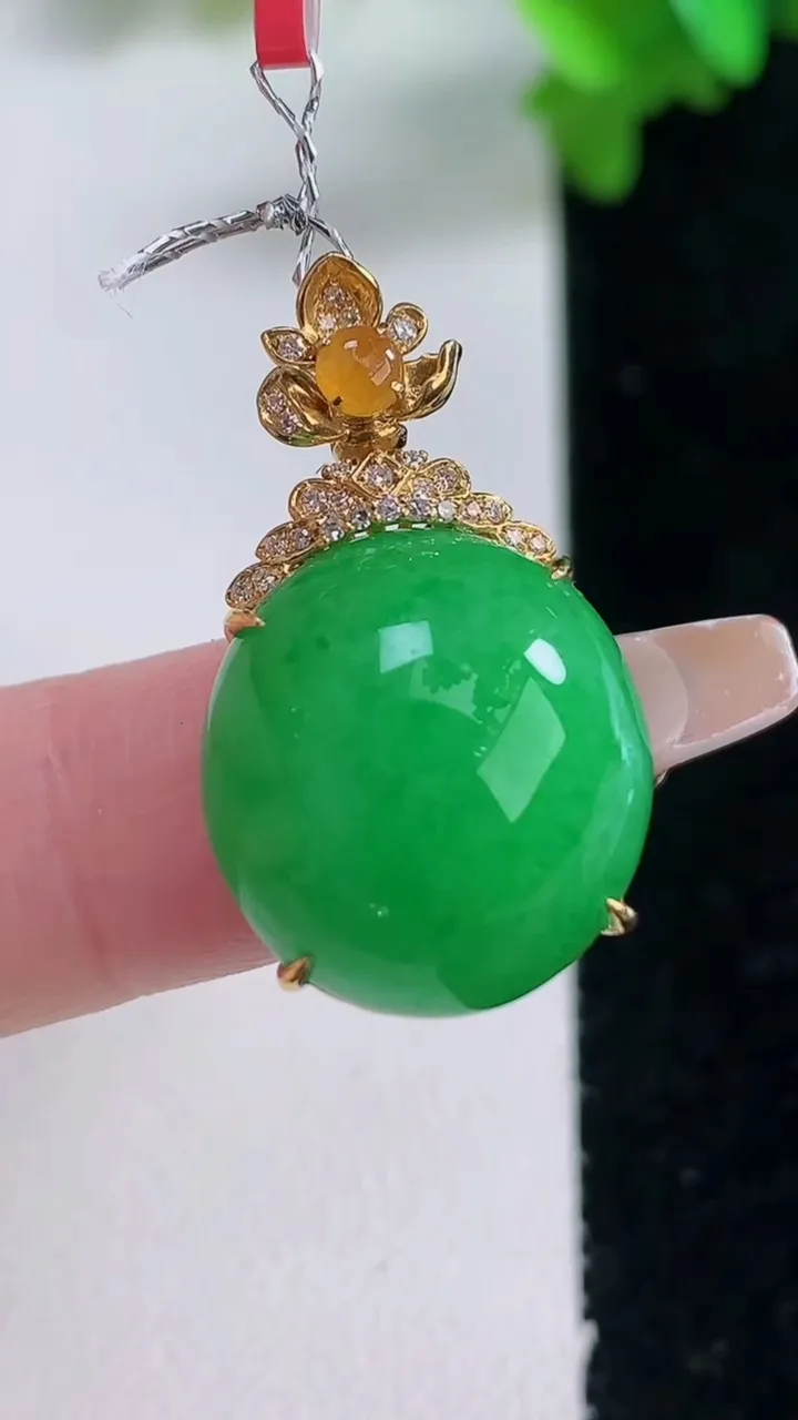 天然A货翡翠蛋面吊坠，尺寸27.5-17-16.2，重量:6.20g
1月4日