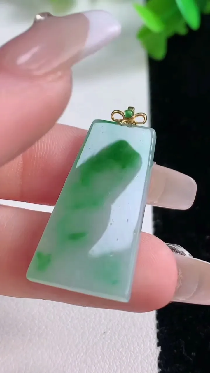 天然A货翡翠无事牌吊坠，尺寸30.6-16.6-2.6，重量:4.07g
1月4日