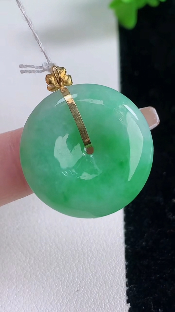 天然A货翡翠平安扣吊坠，尺寸25-6，重量:8.57g
1月4日