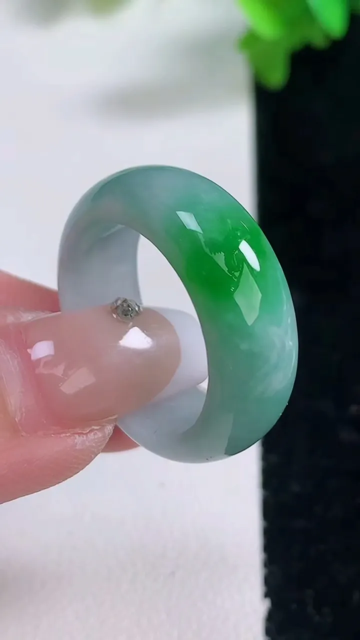 天然A货翡翠指环戒指，尺寸19.5-7.9-3.6，重量:6.96g2026年1月4日
工厂直销收藏佳品,种好水足，色泽均匀，有种有色，上手高大气！