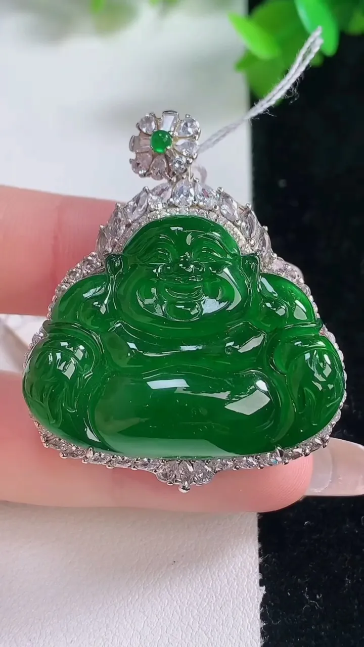 天然A货翡翠佛公吊坠，尺寸44-37-12.7，裸石27.5-34.8重量:13.61g
1月4日