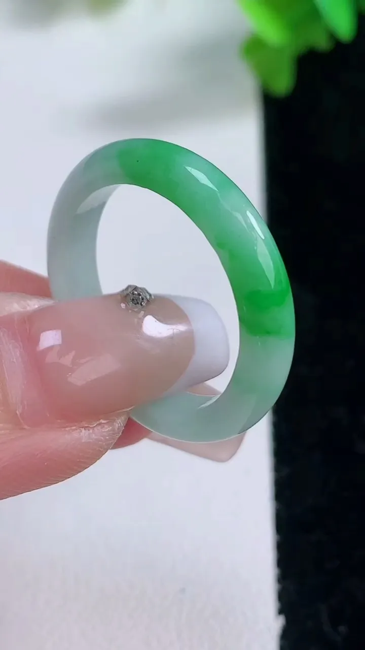 天然A货翡翠指环戒指，尺寸20.3-4.2-3，重量:3.21g2026年1月4日
工厂直销收藏佳品