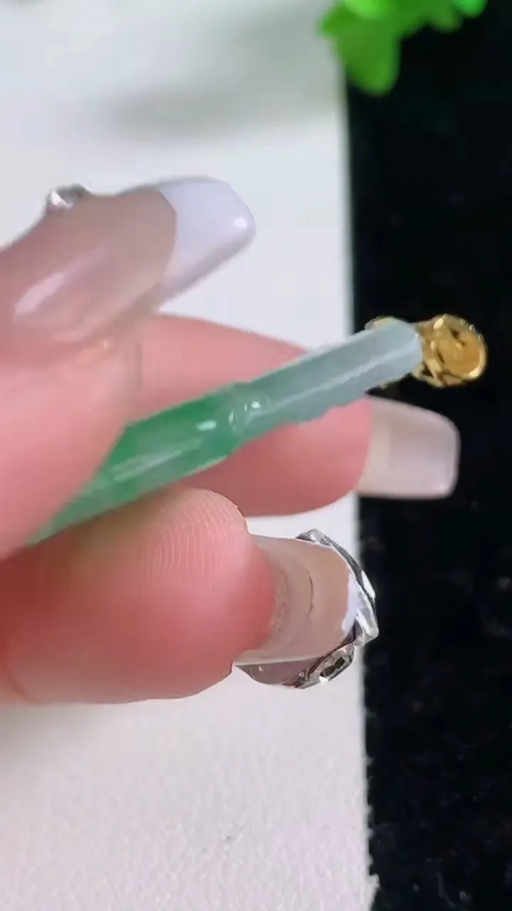 天然A货翡翠节节高升 竹节吊坠，尺寸30.4-16.2-4.7，重量:5.36g
1月4日