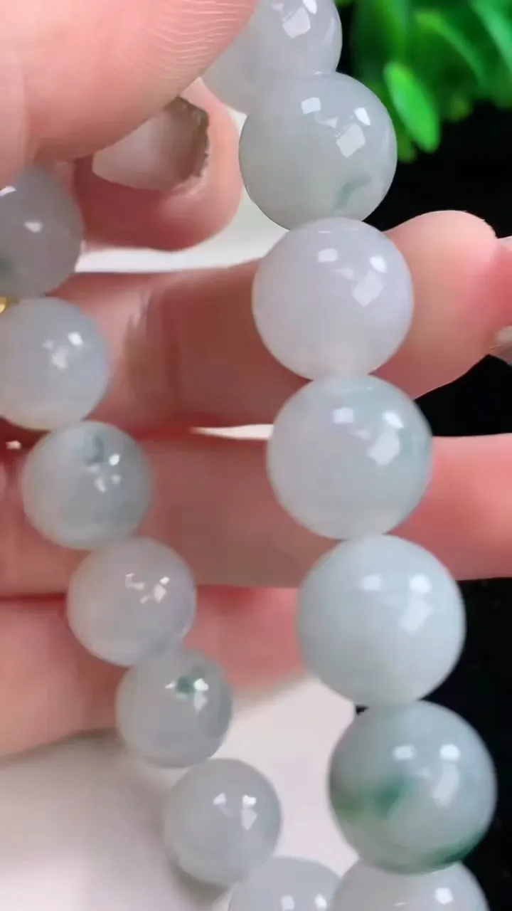 天然A货翡翠飘花圆珠手串，尺寸11.7-17颗，重量:51.08g1月4日
工厂直销收藏佳品,种好水足，色泽均匀，有种有色，上手高大气！