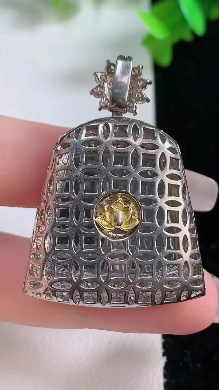 天然A货翡翠凤凰吊坠，尺寸42-28-10.2，裸石23.5-25.2重量:12.16g
1月4日