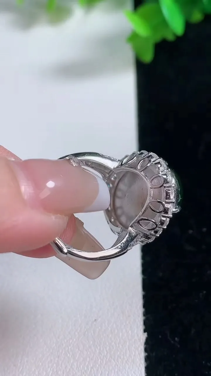 天然A货翡翠蛋面戒指，尺寸17.5-12.7-10，重量:6.62g2026年1月4日
工厂直销收藏佳品,种好水足，色泽均匀，有种有色，上手高大气！