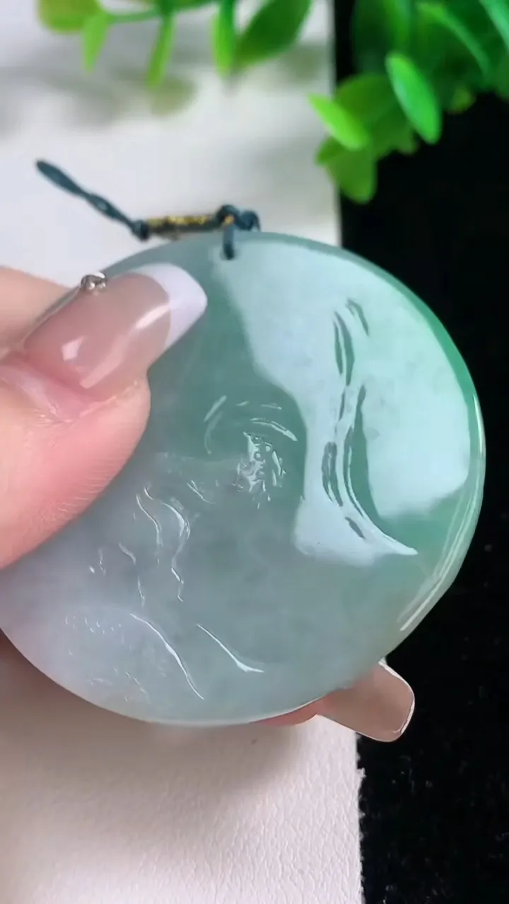 天然A货翡翠御龙大日如来吊坠，尺寸49.7-11.6，重量:56.95g
1月4日