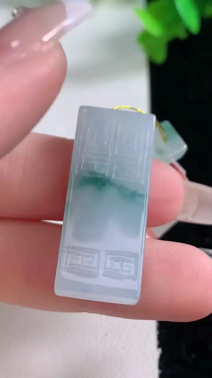 天然A货翡翠冰种飘花仿古无事牌吊坠，尺寸32.4-13.4-5.4，重量:9.05g
1月4日