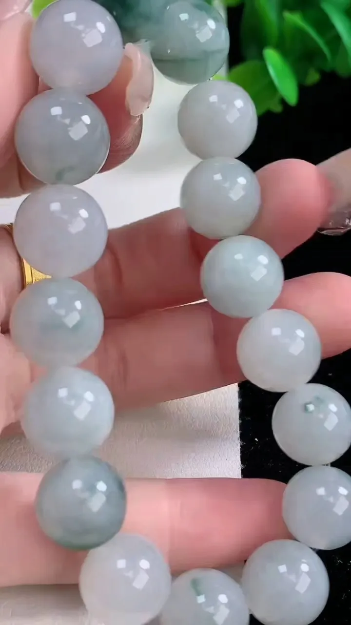 天然A货翡翠飘花圆珠手串，尺寸11.7-17颗，重量:51.08g1月4日
工厂直销收藏佳品,种好水足，色泽均匀，有种有色，上手高大气！