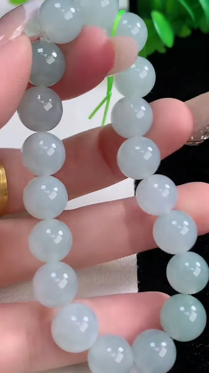 天然A货翡翠圆珠手串，尺寸9.8-19颗，重量:30.21g1月4日
工厂直销收藏佳品,种好水足，色泽均匀，有种有色，上手高大气！