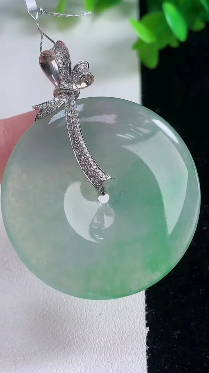 天然A货翡翠平安扣吊坠，尺寸42.3-6.5，重量:26.92g
1月4日