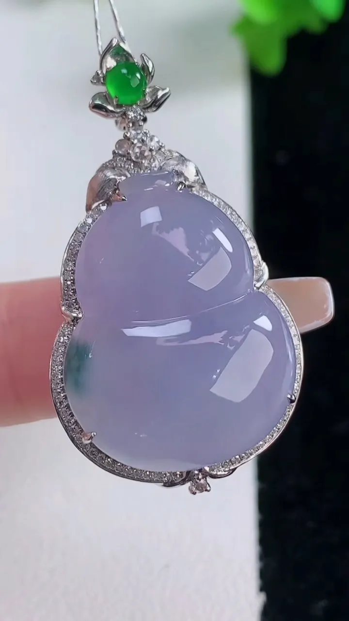 天然A货翡翠18K金紫罗兰葫芦吊坠，尺寸39.6-22-9.5，裸石25-19.4重量:7.69g
1月4日