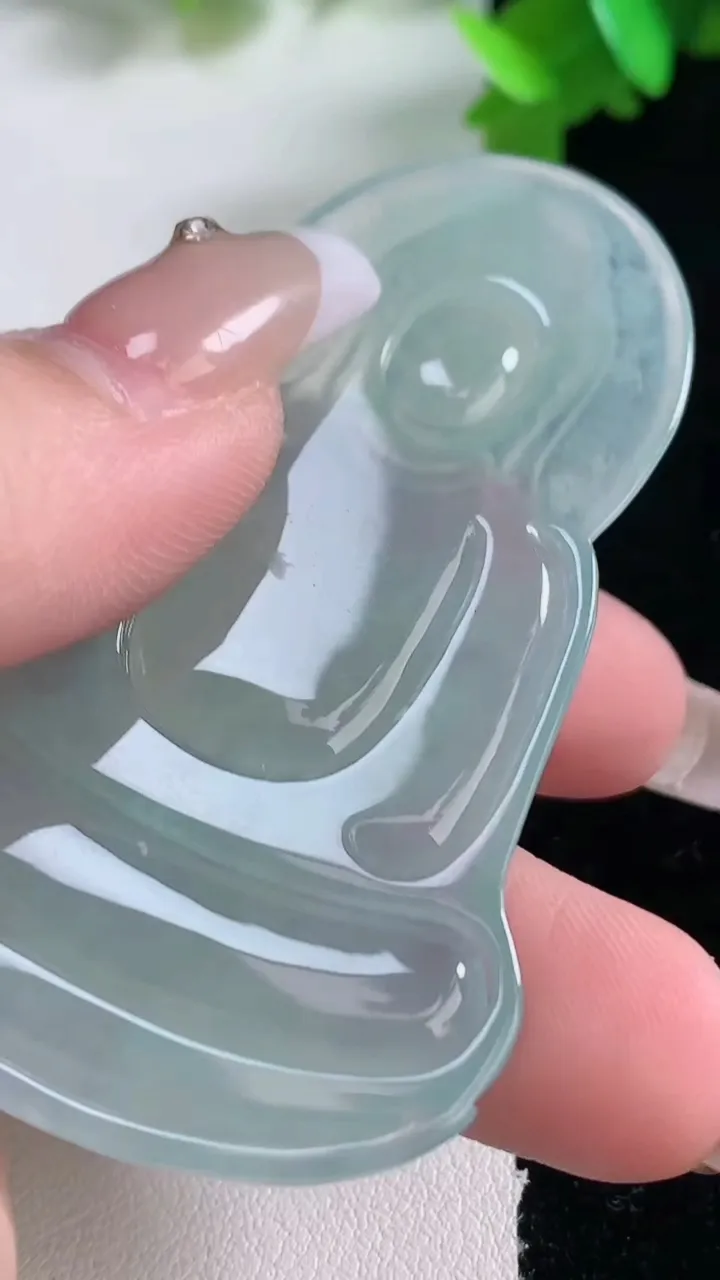 天然A货翡翠观音菩萨吊坠，尺寸65.5-42-5.5，重量:26.09g
1月4日