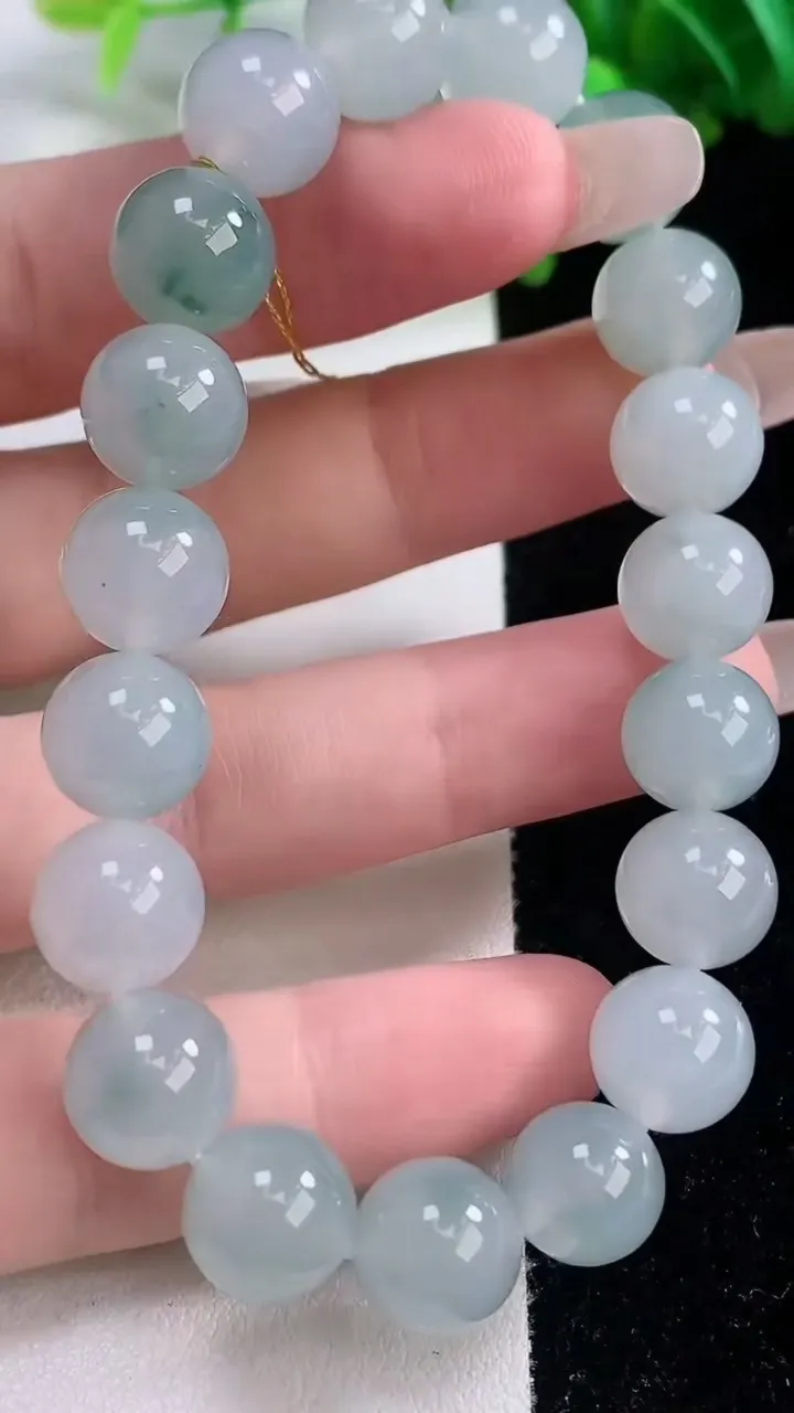 天然A货翡翠种飘花圆珠手串，尺寸10-19颗，重量:34.17g1月4日
工厂直销收藏佳品,种好水足，色泽均匀，有种有色，上手高大气！