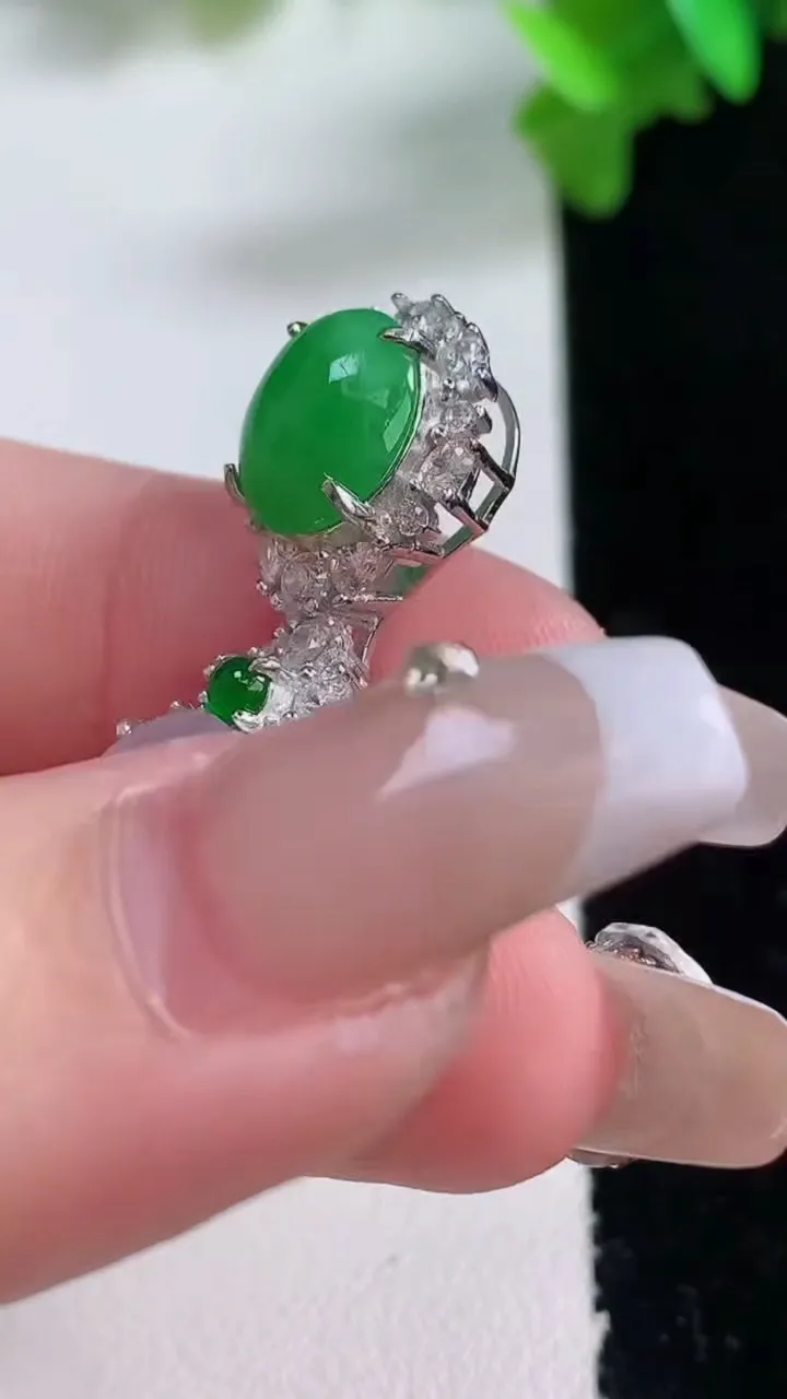 天然A货翡翠种白冰蛋面吊坠，尺寸36.5-16.8-10，裸石11-9.6重量:5.94g
1月4日