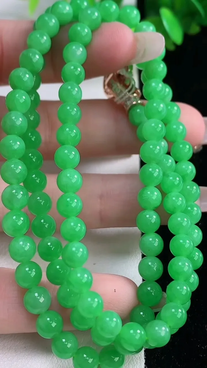 天然A货翡翠圆珠项链，尺寸6-102颗，重量:33.28g1月4日
工厂直销收藏佳品,种好水足，色泽均匀，有种有色，上手高大气！