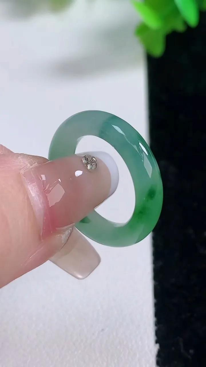 天然A货翡翠冰种飘花指环戒指，尺寸15.5-4.2-3.3，重量:2.97g2026年1月4日
工厂直销收藏佳品,种好水足，色泽均匀，有种有色，上手高大气！