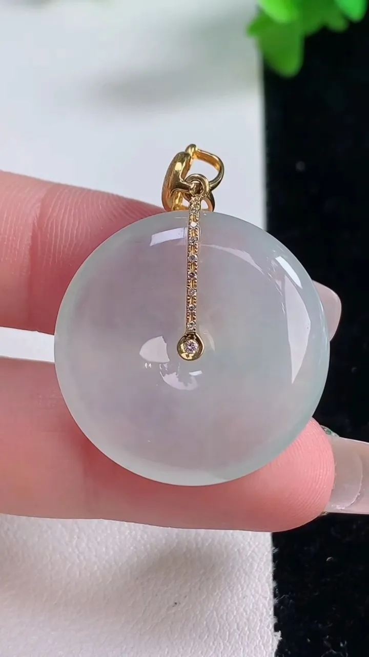 天然A货翡翠种白冰平安扣吊坠，尺寸26-5.6，重量:8.77g
1月4日