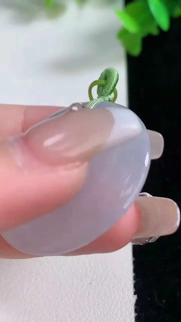 天然A货翡翠冰种紫罗兰平安扣吊坠，尺寸35-5.6，重量:15.02g
1月4日