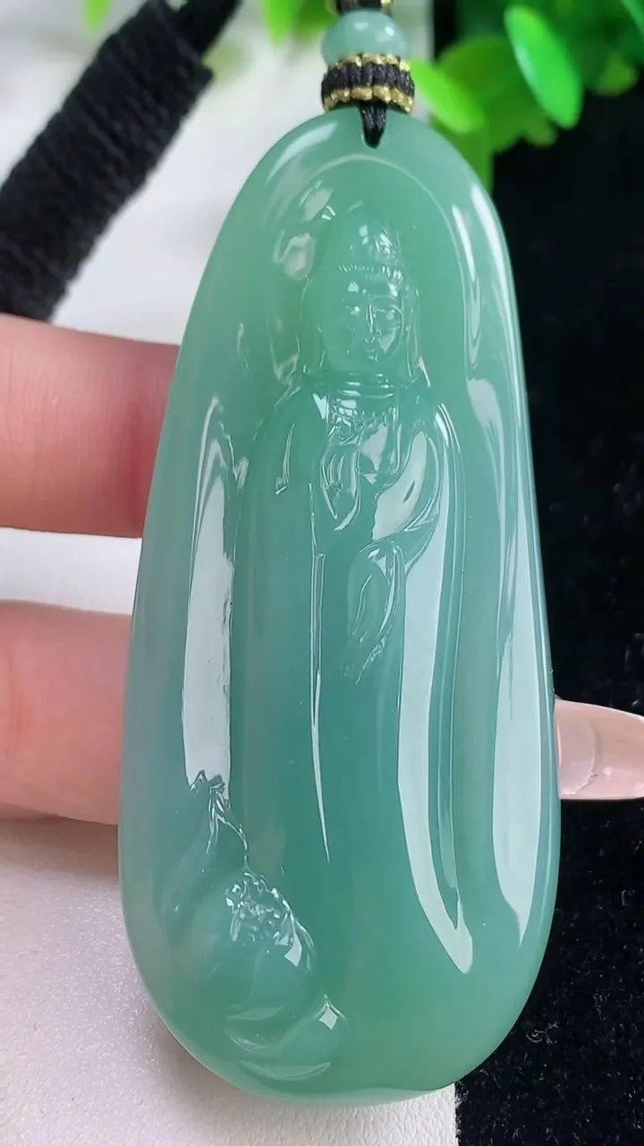 天然A货翡翠观音菩萨吊坠，尺寸71.5-31.2-10.3，重量:49.56g
1月4日