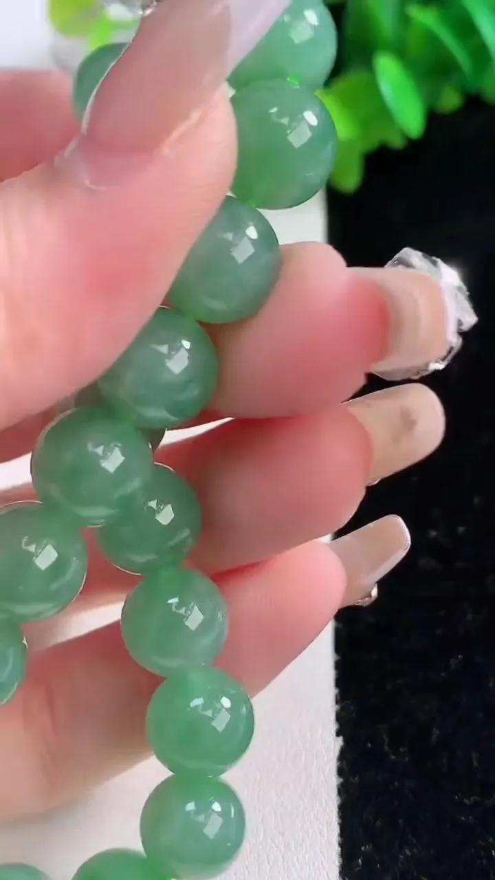 天然A货翡翠圆珠手串，尺寸10-20颗，重量:34.24g1月4日
工厂直销收藏佳品,种好水足，色泽均匀，有种有色，上手高大气！