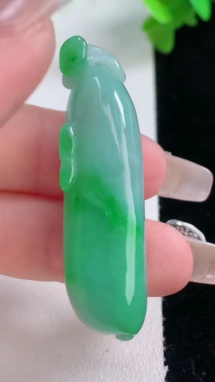 天然A货翡翠福瓜吊坠，尺寸47.2-14-10.8，重量:16.24g
1月4日