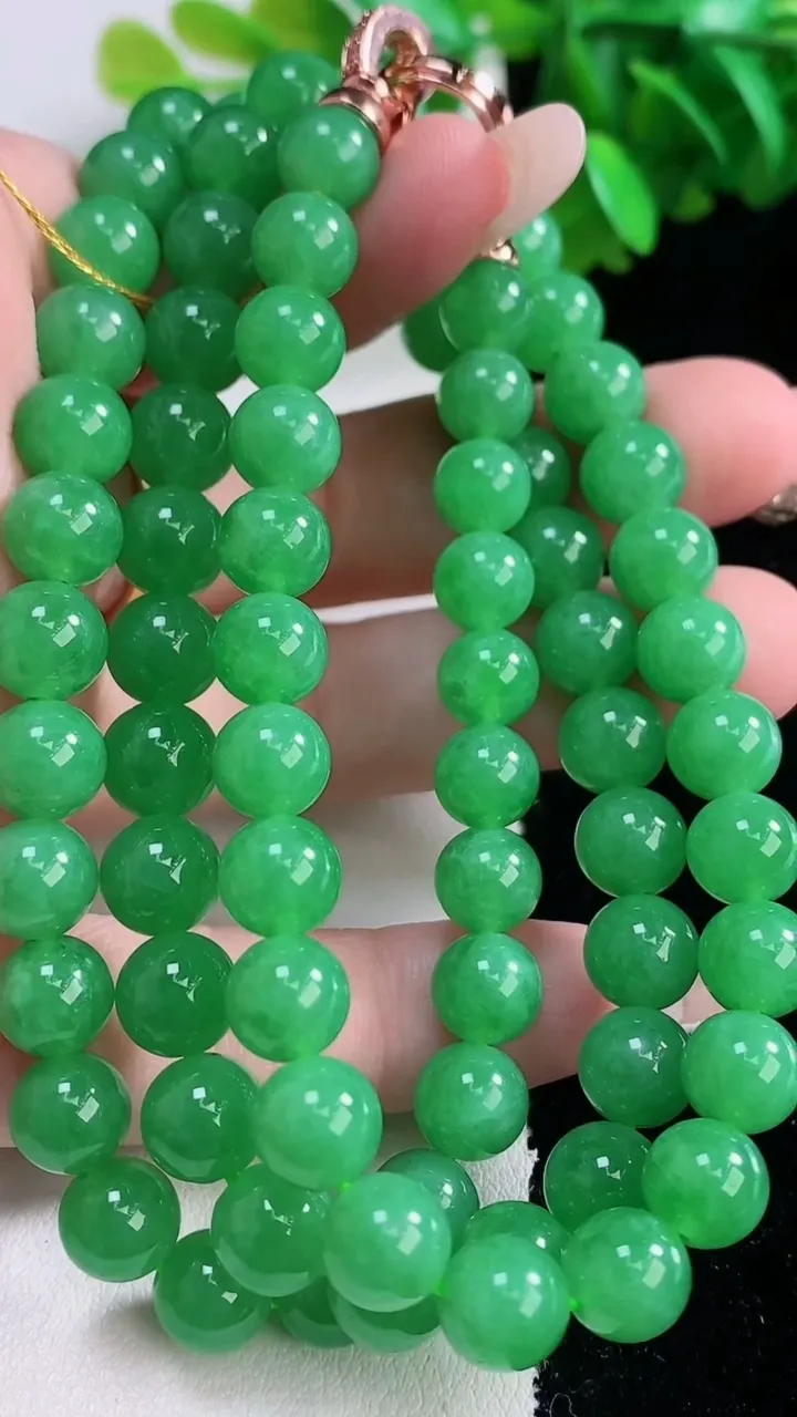 天然A货翡翠圆珠项链，尺寸8-77颗，重量:68.31g1月4日
工厂直销收藏佳品,种好水足，色泽均匀，有种有色，上手高大气！