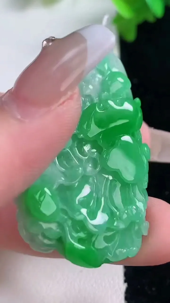 天然A货翡翠白菜吊坠，尺寸48-28-10，重量:23.14g
1月4日