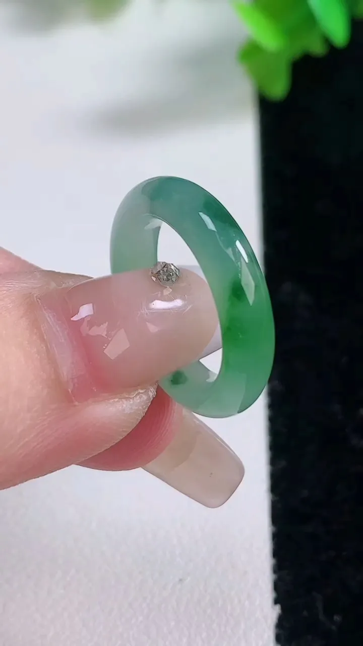 天然A货翡翠冰种飘花指环戒指，尺寸15.5-4.2-3.3，重量:2.97g2026年1月4日
工厂