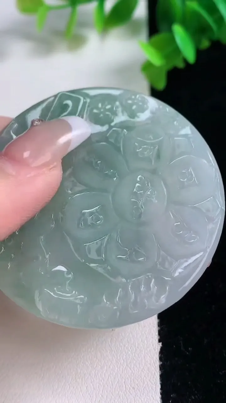 天然A货翡翠冰种飘花文殊菩萨吊坠，尺寸53.2-4.8，重量:26.30g
1月4日