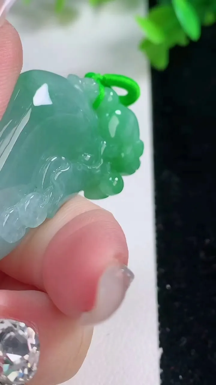 天然A货翡翠福袋吊坠，尺寸44-23-12.2，重量:22.63g
1月4日