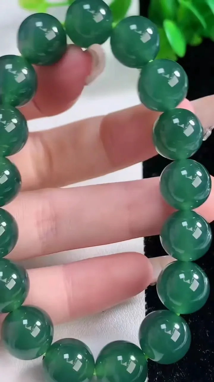 天然A货翡翠种蓝水圆珠手串，尺寸11.3-17颗，重量:46.06g1月4日
工厂直销收藏佳品,种好水足，色泽均匀，有种有色，上手高大气！
