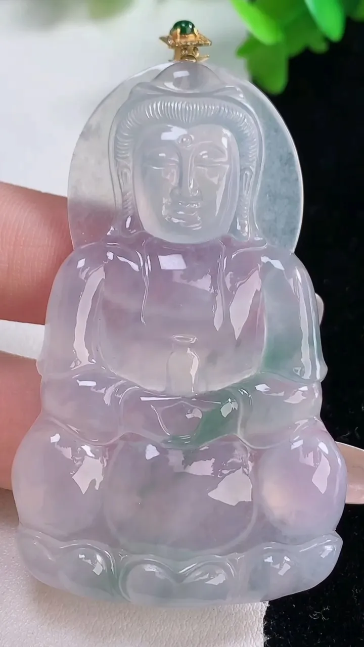 天然A货翡翠种飘花观音菩萨吊坠，尺寸63-37.3-5.2，重量:24.64g
1月4日