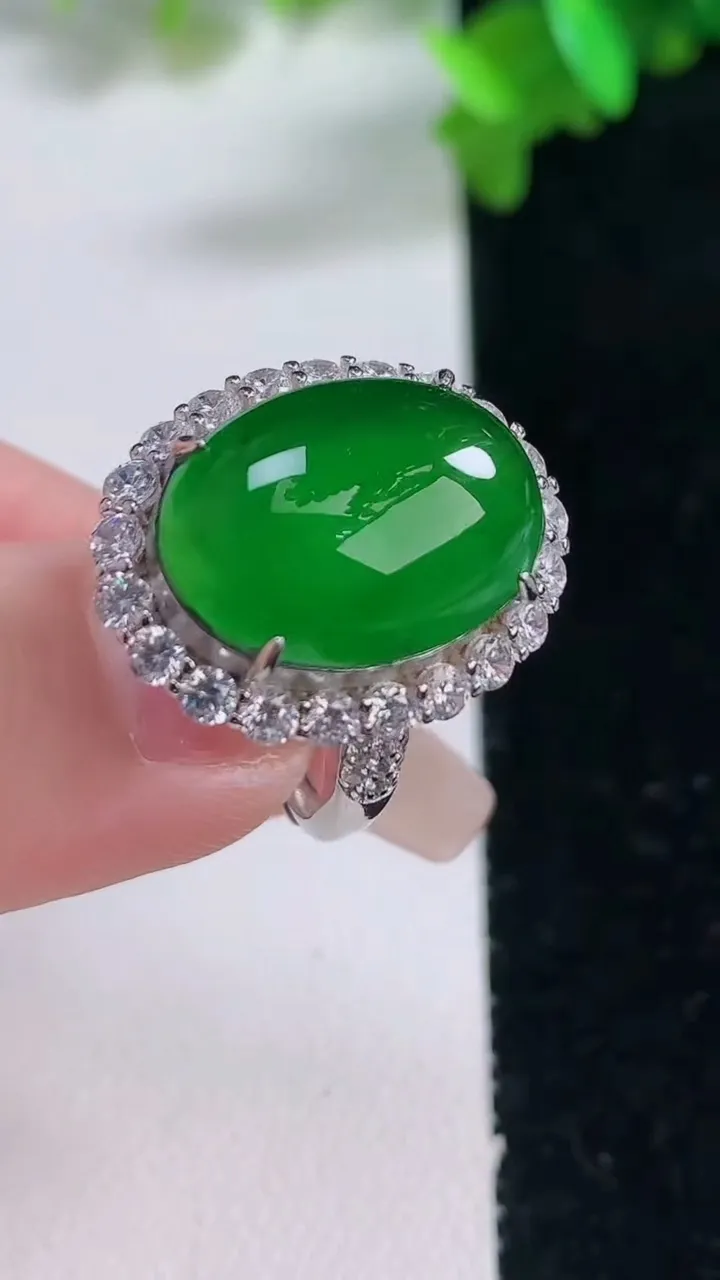 天然A货翡翠蛋面戒指，尺寸17.5-12.7-10，重量:6.62g2026年1月4日
工厂直销收藏佳品,种好水足，色泽均匀，有种有色，上手高大气！