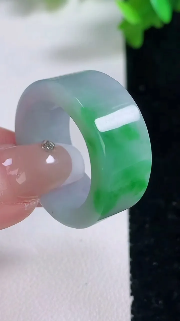 天然A货翡翠指环扳指，尺寸20.5-11.7-3.7，重量:13.11g2026年1月4日
工厂直销收藏佳品,种好水足，色泽均匀，有种有色，上手高大气！