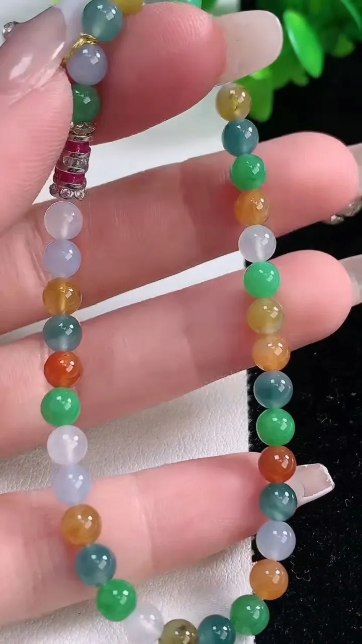 天然A货翡翠种四彩圆珠手串，尺寸4.8-37颗，重量:8.74g1月4日
工厂直销收藏佳品,种好水足，色泽均匀，有种有色，上手高大气！