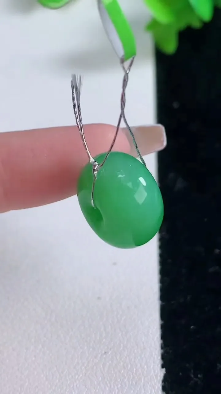 天然A货翡翠路路通吊坠，尺寸15.5-9.6，重量:5.58g
1月4日
