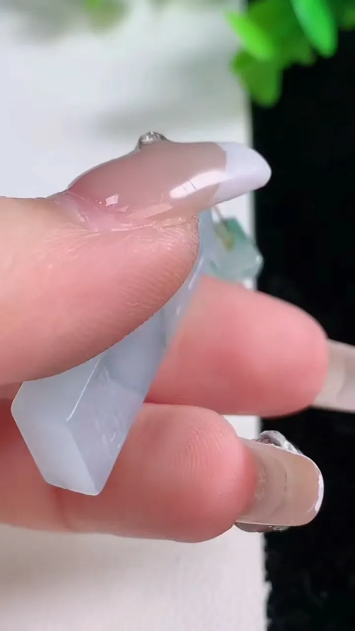 天然A货翡翠冰种飘花仿古无事牌吊坠，尺寸32.4-13.4-5.4，重量:9.05g
1月4日