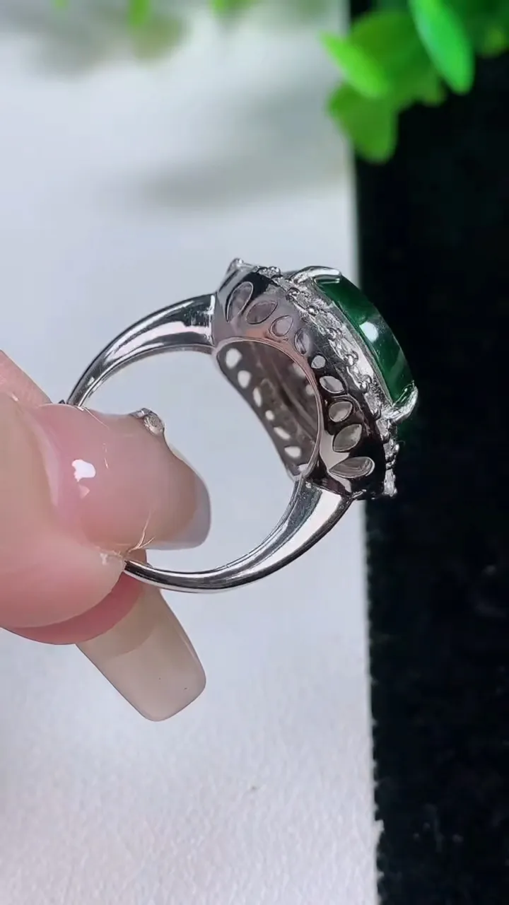 天然A货翡翠蛋面戒指，尺寸15.3-7.4，重量:6.42g2026年1月4日
工厂直销收藏佳品,种好水足，色泽均匀，有种有色，上手高大气！