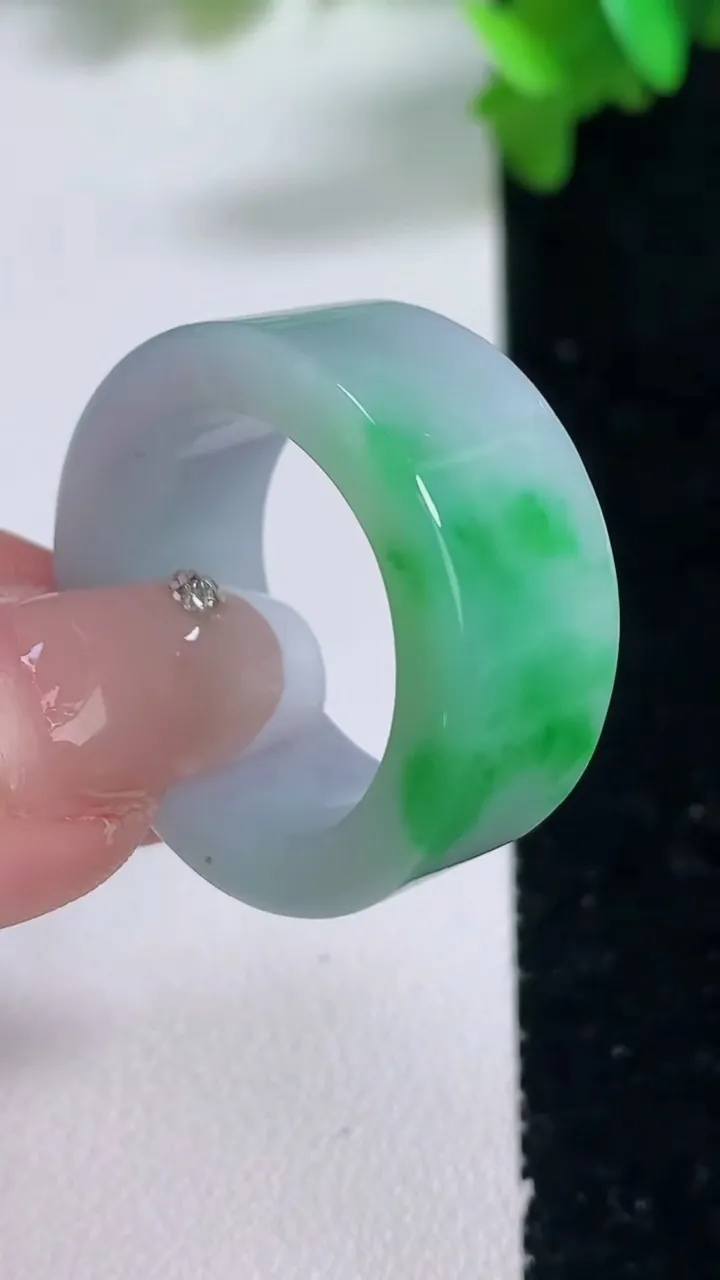 天然A货翡翠指环扳指，尺寸20.5-11.7-3.7，重量:13.11g2026年1月4日
工厂直销收藏佳品,种好水足，色泽均匀，有种有色，上手高大气！