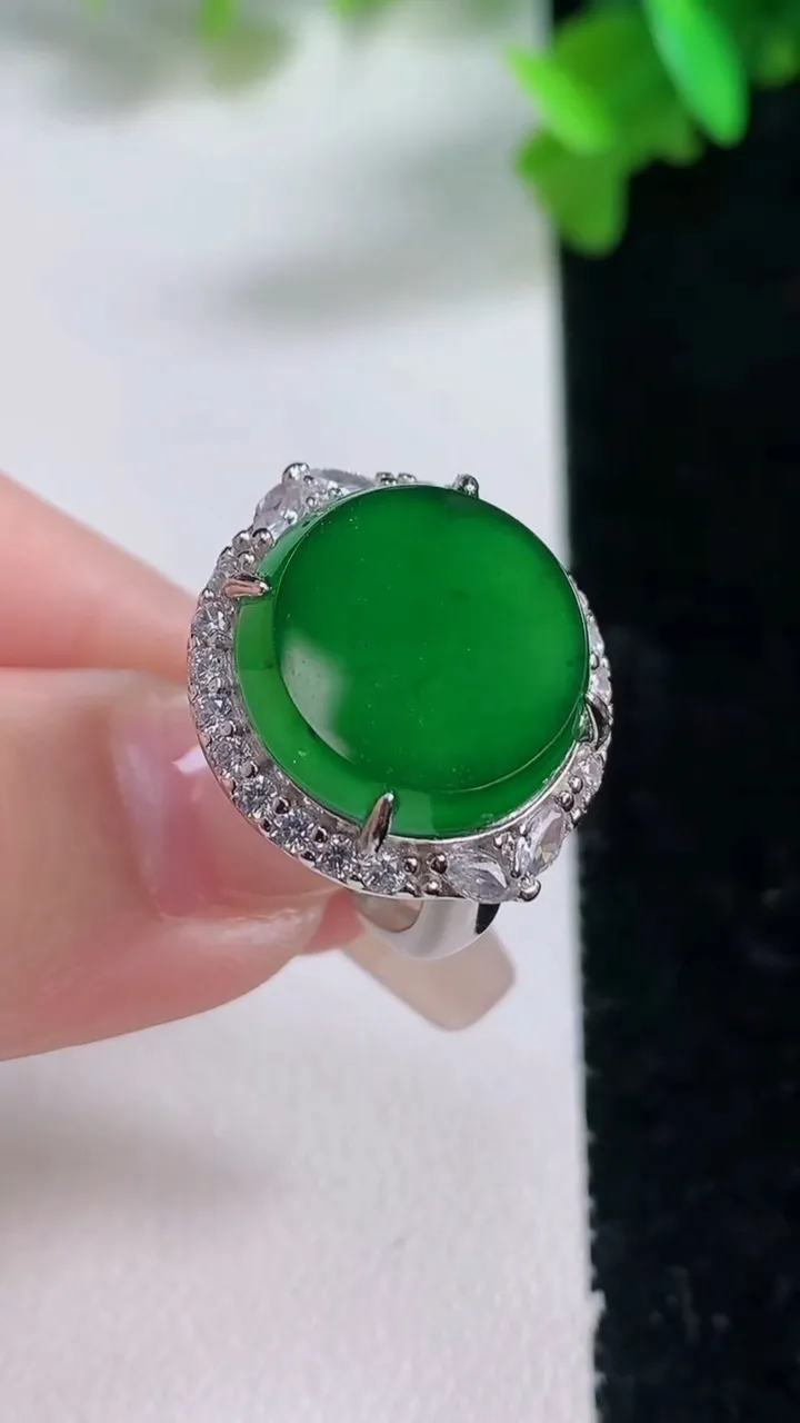 天然A货翡翠蛋面戒指，尺寸15.3-7.4，重量:6.42g2026年1月4日
工厂直销收藏佳品,种好水足，色泽均匀，有种有色，上手高大气！