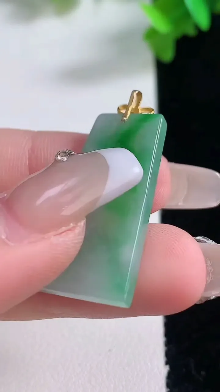 天然A货翡翠无事牌吊坠，尺寸30.6-16.6-2.6，重量:4.07g
1月4日