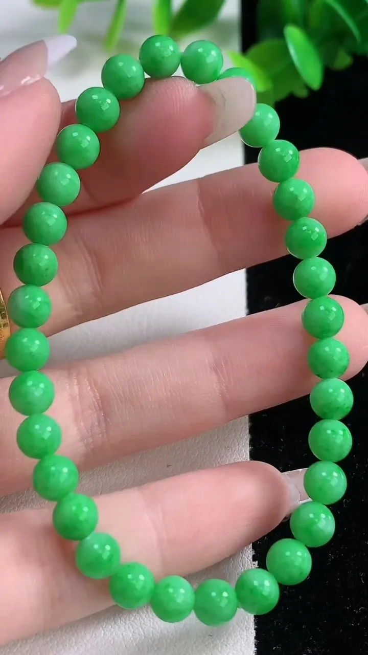 天然A货翡翠圆珠手串，尺寸5.7-32颗，重量:9.95g1月4日
工厂直销收藏佳品,种好水足，色泽均匀，有种有色，上手高大气！