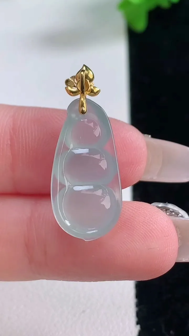 天然A货翡翠福豆吊坠，尺寸23.4-10.7-4.2，重量:1.79g
1月4日