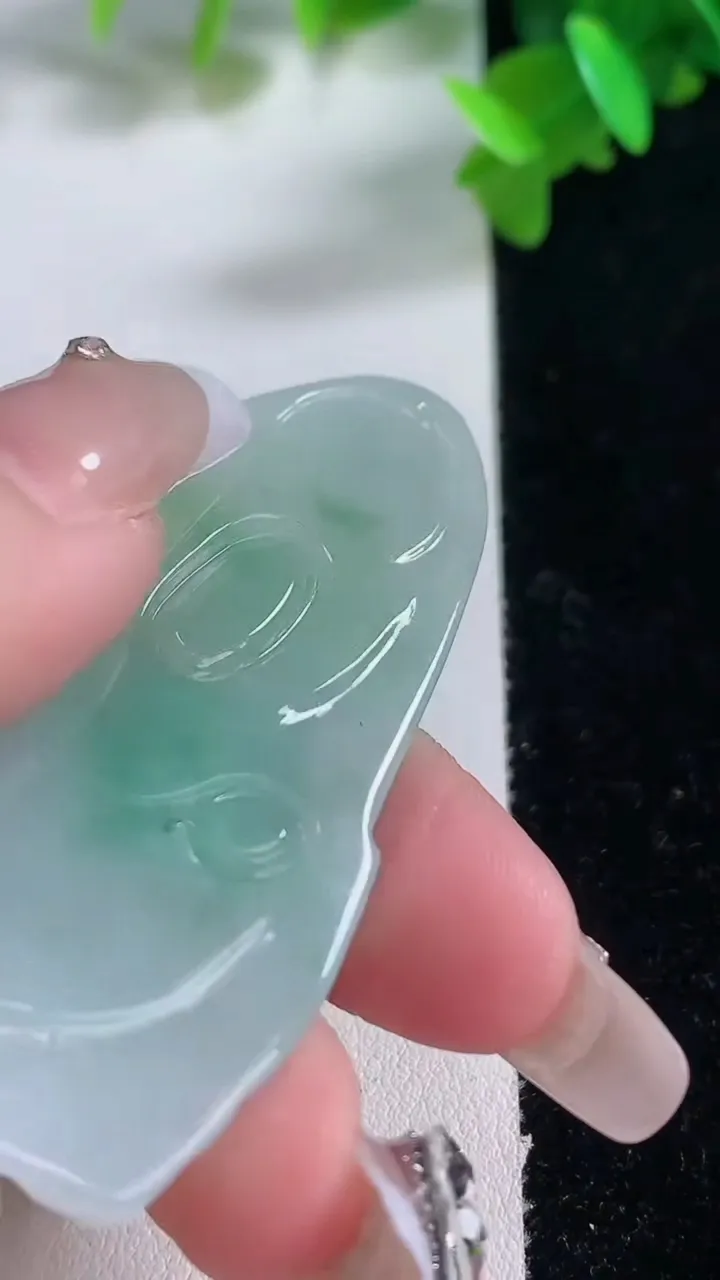 天然A货翡翠观音菩萨吊坠，尺寸58-35.7-4.7，重量:21.22g
1月4日