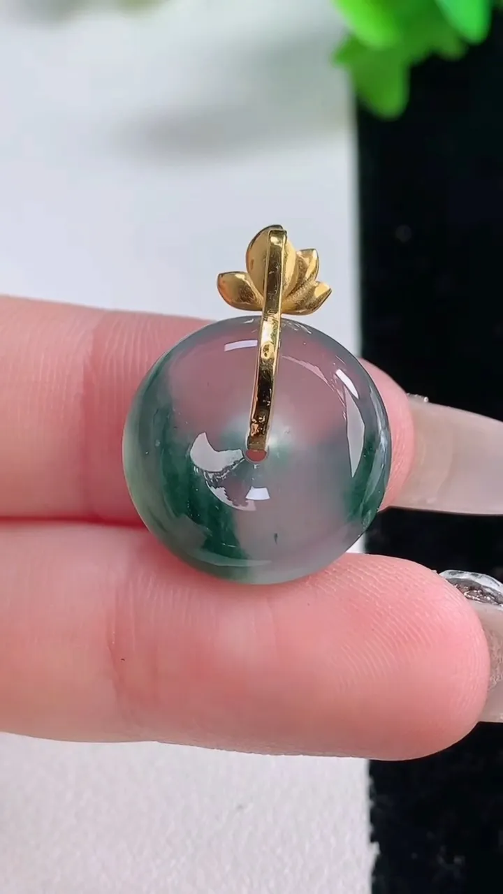 天然A货翡翠种飘花平安扣吊坠，尺寸17.7-6.2，重量:4.05g
1月4日
